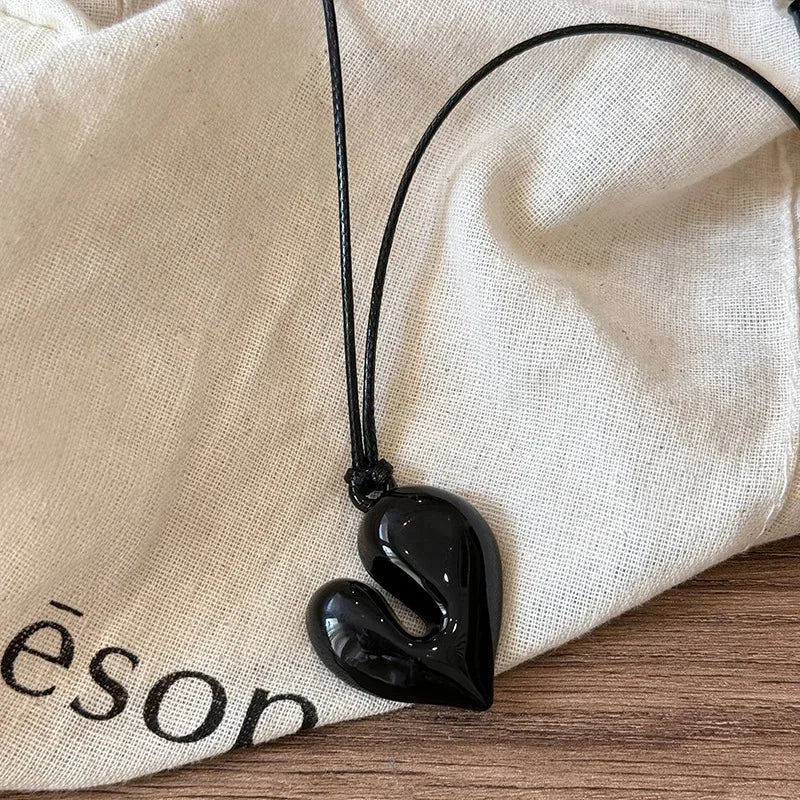 Red Heart Pendant Necklace Vintage 80S Aesthetic Love Inspired Choker New Fashion Romantic Heart Necklace for Women